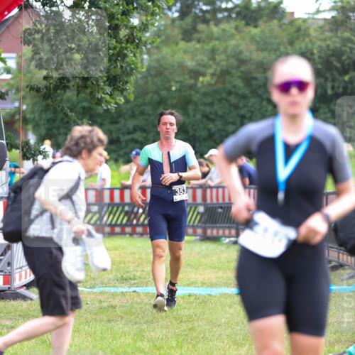 21.06.2026 - 29. Vierlanden-Triathlon Andreas Tolksdorf http://msf.ph/oto/9914631 21.06.2026 11:27:09 Ziel 353 meine-sportfotos.de