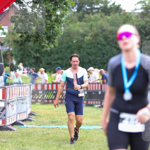 21.06.2026 - 29. Vierlanden-Triathlon Andreas Tolksdorf http://msf.ph/oto/9914632 21.06.2026 11:27:10 Ziel 353 meine-sportfotos.de