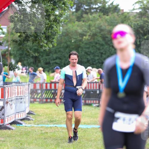 21.06.2026 - 29. Vierlanden-Triathlon Andreas Tolksdorf http://msf.ph/oto/9914633 21.06.2026 11:27:10 Ziel 353 meine-sportfotos.de