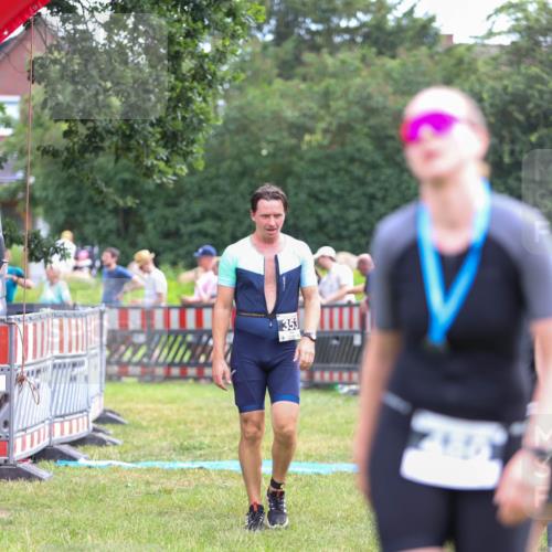 21.06.2026 - 29. Vierlanden-Triathlon Andreas Tolksdorf http://msf.ph/oto/9914634 21.06.2026 11:27:10 Ziel 353 meine-sportfotos.de