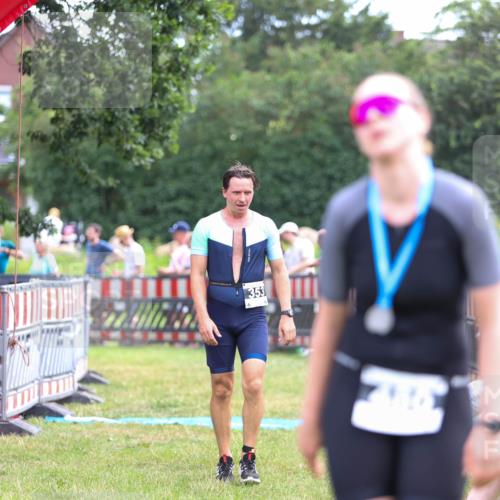21.06.2026 - 29. Vierlanden-Triathlon Andreas Tolksdorf http://msf.ph/oto/9914635 21.06.2026 11:27:10 Ziel 353 meine-sportfotos.de