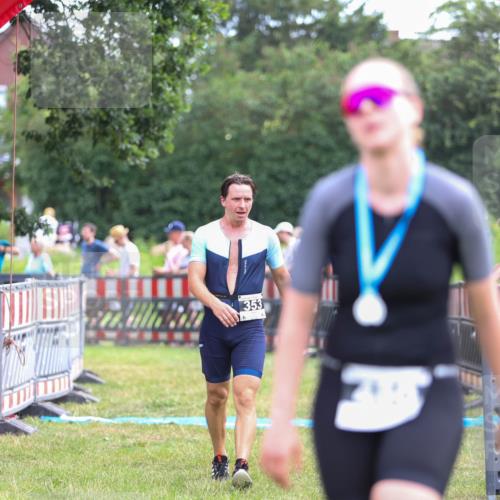 21.06.2026 - 29. Vierlanden-Triathlon Andreas Tolksdorf http://msf.ph/oto/9914637 21.06.2026 11:27:10 Ziel 353 meine-sportfotos.de