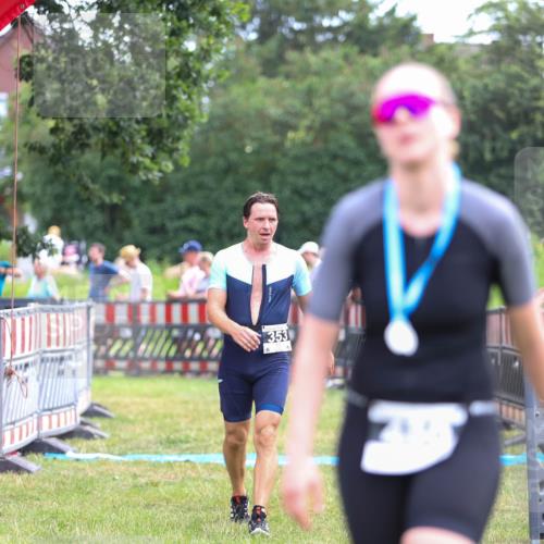 21.06.2026 - 29. Vierlanden-Triathlon Andreas Tolksdorf http://msf.ph/oto/9914638 21.06.2026 11:27:10 Ziel 353 meine-sportfotos.de