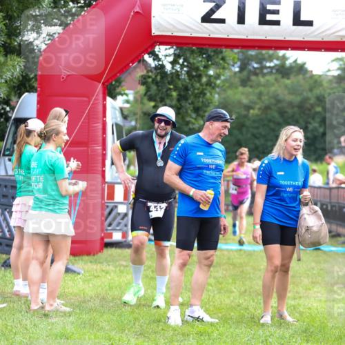 21.06.2026 - 29. Vierlanden-Triathlon Andreas Tolksdorf http://msf.ph/oto/9914677 21.06.2026 11:27:33 Ziel 521 meine-sportfotos.de