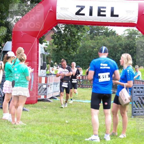 21.06.2026 - 29. Vierlanden-Triathlon Andreas Tolksdorf http://msf.ph/oto/9914692 21.06.2026 11:27:53 Ziel 328, 396 meine-sportfotos.de
