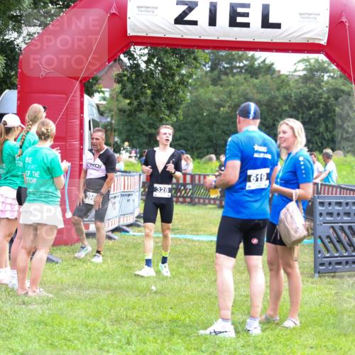 21.06.2026 - 29. Vierlanden-Triathlon Andreas Tolksdorf http://msf.ph/oto/9914709 21.06.2026 11:27:55 Ziel 328, 396 meine-sportfotos.de