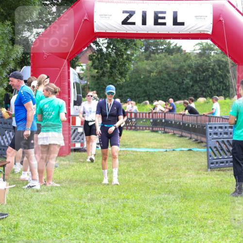 21.06.2026 - 29. Vierlanden-Triathlon Andreas Tolksdorf http://msf.ph/oto/9914724 21.06.2026 11:28:16 Ziel 599, 600, 602 meine-sportfotos.de
