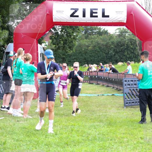 21.06.2026 - 29. Vierlanden-Triathlon Andreas Tolksdorf http://msf.ph/oto/9914739 21.06.2026 11:28:20 Ziel 599, 600 meine-sportfotos.de
