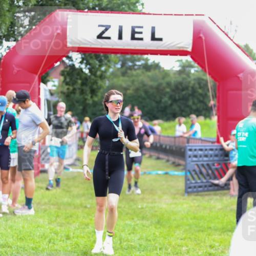 21.06.2026 - 29. Vierlanden-Triathlon Andreas Tolksdorf http://msf.ph/oto/9914757 21.06.2026 11:29:01 Ziel 435, 444 meine-sportfotos.de