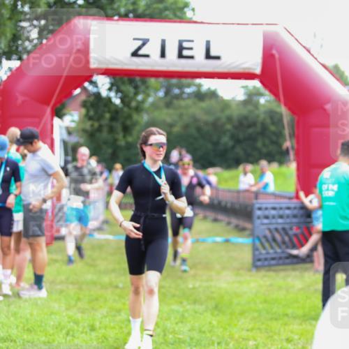 21.06.2026 - 29. Vierlanden-Triathlon Andreas Tolksdorf http://msf.ph/oto/9914758 21.06.2026 11:29:01 Ziel 435, 444 meine-sportfotos.de