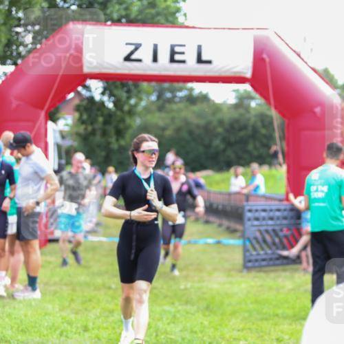 21.06.2026 - 29. Vierlanden-Triathlon Andreas Tolksdorf http://msf.ph/oto/9914761 21.06.2026 11:29:01 Ziel 435, 444 meine-sportfotos.de