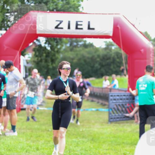 21.06.2026 - 29. Vierlanden-Triathlon Andreas Tolksdorf http://msf.ph/oto/9914762 21.06.2026 11:29:01 Ziel 435, 444 meine-sportfotos.de