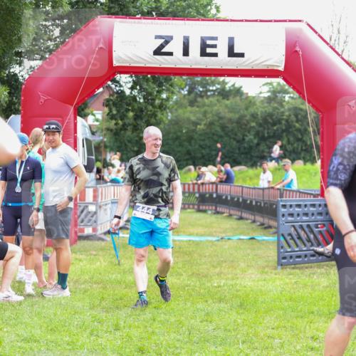 21.06.2026 - 29. Vierlanden-Triathlon Andreas Tolksdorf http://msf.ph/oto/9914770 21.06.2026 11:29:05 Ziel  meine-sportfotos.de