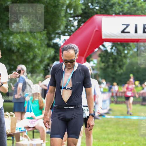 21.06.2026 - 29. Vierlanden-Triathlon Andreas Tolksdorf http://msf.ph/oto/9914888 21.06.2026 11:30:14 Ziel 406, 614 meine-sportfotos.de