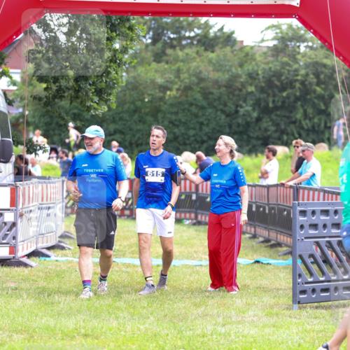 21.06.2026 - 29. Vierlanden-Triathlon Andreas Tolksdorf http://msf.ph/oto/9914920 21.06.2026 11:30:57 Ziel 615, 616 meine-sportfotos.de