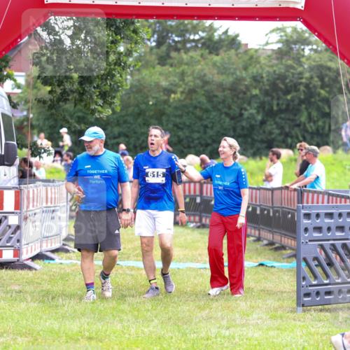 21.06.2026 - 29. Vierlanden-Triathlon Andreas Tolksdorf http://msf.ph/oto/9914923 21.06.2026 11:30:57 Ziel 615, 616 meine-sportfotos.de