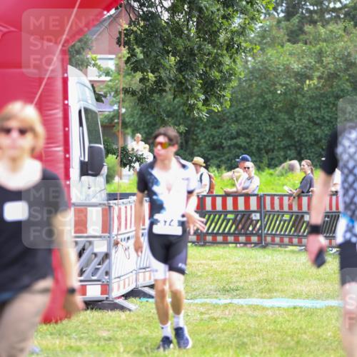21.06.2026 - 29. Vierlanden-Triathlon Andreas Tolksdorf http://msf.ph/oto/9914974 21.06.2026 11:32:02 Ziel 581 meine-sportfotos.de