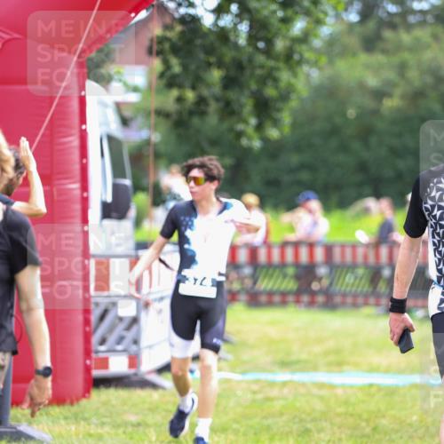 21.06.2026 - 29. Vierlanden-Triathlon Andreas Tolksdorf http://msf.ph/oto/9914976 21.06.2026 11:32:02 Ziel 581 meine-sportfotos.de