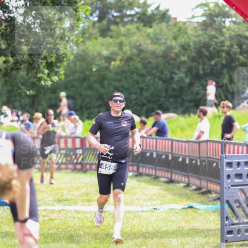 21.06.2026 - 29. Vierlanden-Triathlon Andreas Tolksdorf http://msf.ph/oto/9915027 21.06.2026 11:32:58 Ziel 325, 458, 549 meine-sportfotos.de