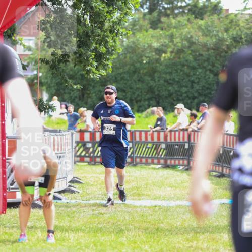 21.06.2026 - 29. Vierlanden-Triathlon Andreas Tolksdorf http://msf.ph/oto/9915048 21.06.2026 11:33:07 Ziel 325, 549 meine-sportfotos.de