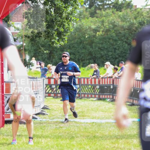 21.06.2026 - 29. Vierlanden-Triathlon Andreas Tolksdorf http://msf.ph/oto/9915049 21.06.2026 11:33:07 Ziel 325, 549 meine-sportfotos.de