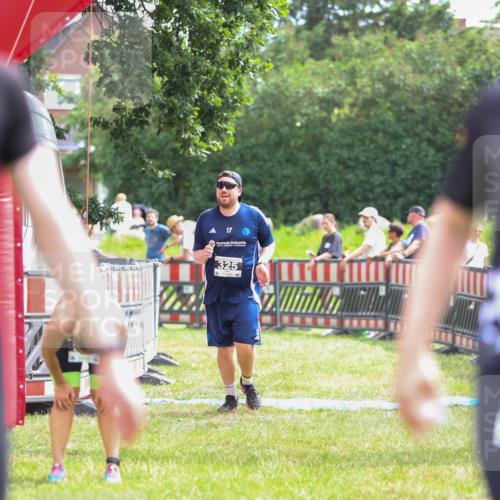 21.06.2026 - 29. Vierlanden-Triathlon Andreas Tolksdorf http://msf.ph/oto/9915052 21.06.2026 11:33:07 Ziel 325, 549 meine-sportfotos.de
