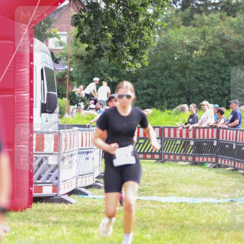 21.06.2026 - 29. Vierlanden-Triathlon Andreas Tolksdorf http://msf.ph/oto/9915117 21.06.2026 11:34:53 Ziel 561, 608 meine-sportfotos.de