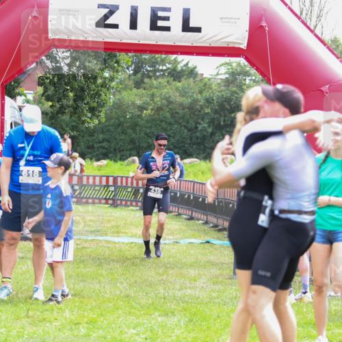 21.06.2026 - 29. Vierlanden-Triathlon Andreas Tolksdorf http://msf.ph/oto/9915173 21.06.2026 11:35:19 Ziel 438 meine-sportfotos.de