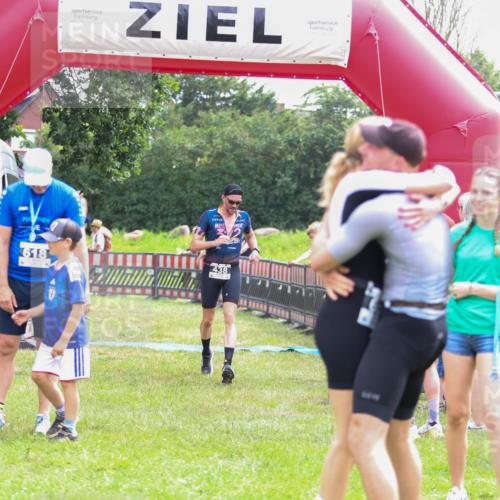 21.06.2026 - 29. Vierlanden-Triathlon Andreas Tolksdorf http://msf.ph/oto/9915175 21.06.2026 11:35:19 Ziel 438 meine-sportfotos.de