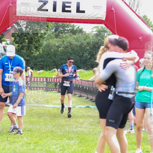 21.06.2026 - 29. Vierlanden-Triathlon Andreas Tolksdorf http://msf.ph/oto/9915176 21.06.2026 11:35:19 Ziel 438 meine-sportfotos.de