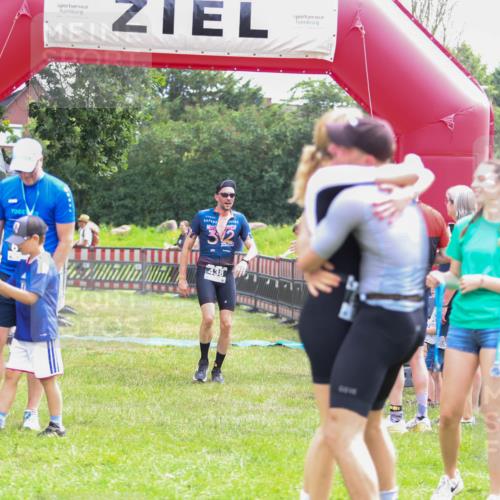 21.06.2026 - 29. Vierlanden-Triathlon Andreas Tolksdorf http://msf.ph/oto/9915179 21.06.2026 11:35:19 Ziel 438 meine-sportfotos.de