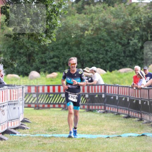 21.06.2026 - 29. Vierlanden-Triathlon Andreas Tolksdorf http://msf.ph/oto/9915408 21.06.2026 11:41:19 Ziel 426 meine-sportfotos.de