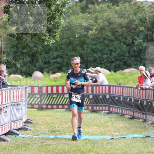 21.06.2026 - 29. Vierlanden-Triathlon Andreas Tolksdorf http://msf.ph/oto/9915409 21.06.2026 11:41:19 Ziel 426 meine-sportfotos.de