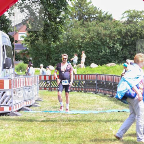 21.06.2026 - 29. Vierlanden-Triathlon Andreas Tolksdorf http://msf.ph/oto/9915642 21.06.2026 14:01:27 Ziel 1077 meine-sportfotos.de