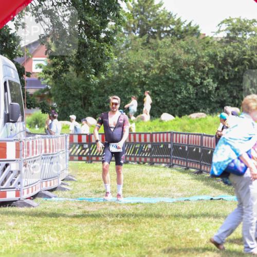 21.06.2026 - 29. Vierlanden-Triathlon Andreas Tolksdorf http://msf.ph/oto/9915643 21.06.2026 14:01:27 Ziel 1077 meine-sportfotos.de