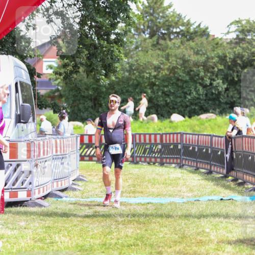 21.06.2026 - 29. Vierlanden-Triathlon Andreas Tolksdorf http://msf.ph/oto/9915644 21.06.2026 14:01:28 Ziel 1077 meine-sportfotos.de