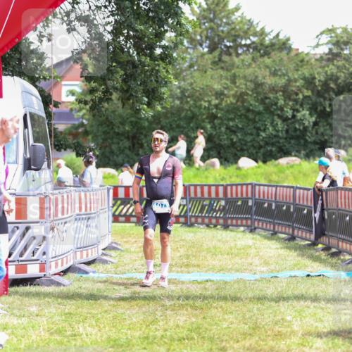 21.06.2026 - 29. Vierlanden-Triathlon Andreas Tolksdorf http://msf.ph/oto/9915645 21.06.2026 14:01:28 Ziel 1077 meine-sportfotos.de