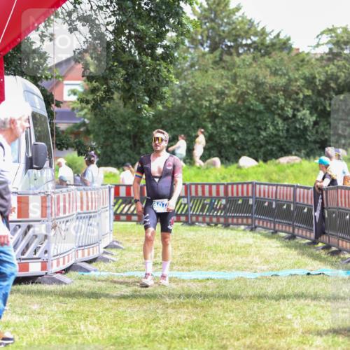 21.06.2026 - 29. Vierlanden-Triathlon Andreas Tolksdorf http://msf.ph/oto/9915646 21.06.2026 14:01:28 Ziel 1077 meine-sportfotos.de