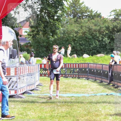 21.06.2026 - 29. Vierlanden-Triathlon Andreas Tolksdorf http://msf.ph/oto/9915647 21.06.2026 14:01:28 Ziel 1077 meine-sportfotos.de