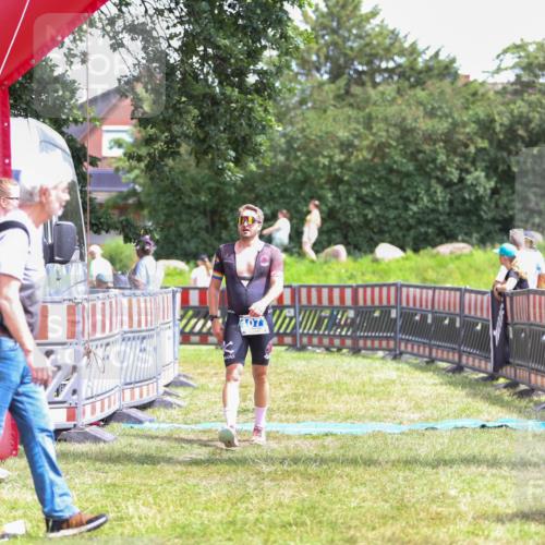 21.06.2026 - 29. Vierlanden-Triathlon Andreas Tolksdorf http://msf.ph/oto/9915648 21.06.2026 14:01:28 Ziel 1077 meine-sportfotos.de