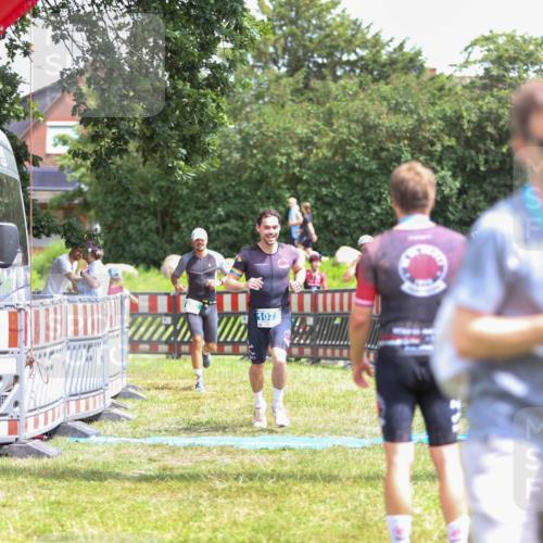 21.06.2026 - 29. Vierlanden-Triathlon Andreas Tolksdorf http://msf.ph/oto/9915675 21.06.2026 14:02:04 Ziel 632, 1075 meine-sportfotos.de