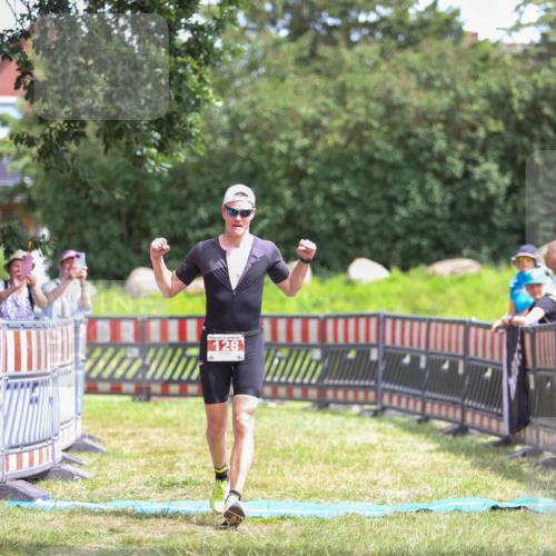 21.06.2026 - 29. Vierlanden-Triathlon Andreas Tolksdorf http://msf.ph/oto/9915709 21.06.2026 14:03:20 Ziel 128 meine-sportfotos.de