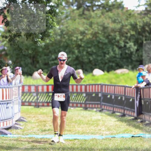 21.06.2026 - 29. Vierlanden-Triathlon Andreas Tolksdorf http://msf.ph/oto/9915712 21.06.2026 14:03:20 Ziel 128 meine-sportfotos.de