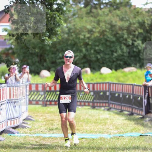 21.06.2026 - 29. Vierlanden-Triathlon Andreas Tolksdorf http://msf.ph/oto/9915716 21.06.2026 14:03:20 Ziel 128 meine-sportfotos.de