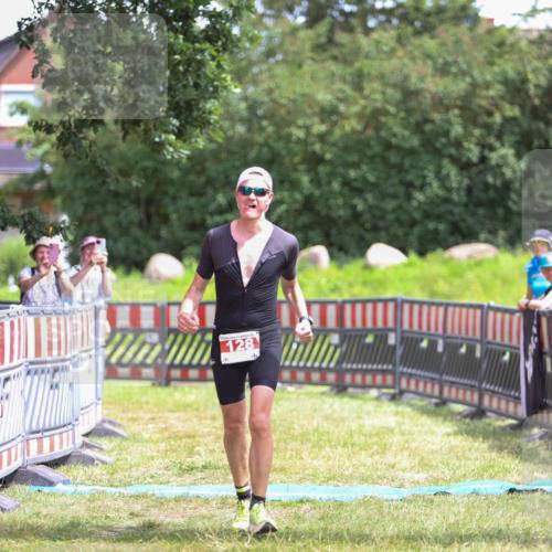 21.06.2026 - 29. Vierlanden-Triathlon Andreas Tolksdorf http://msf.ph/oto/9915717 21.06.2026 14:03:20 Ziel 128 meine-sportfotos.de