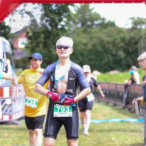 21.06.2026 - 29. Vierlanden-Triathlon Andreas Tolksdorf http://msf.ph/oto/9915738 21.06.2026 14:03:54 Ziel 860, 1078 meine-sportfotos.de