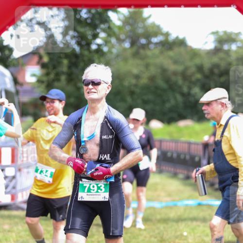 21.06.2026 - 29. Vierlanden-Triathlon Andreas Tolksdorf http://msf.ph/oto/9915743 21.06.2026 14:03:54 Ziel 860, 1078 meine-sportfotos.de