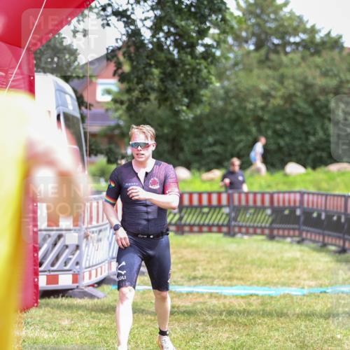 21.06.2026 - 29. Vierlanden-Triathlon Andreas Tolksdorf http://msf.ph/oto/9915767 21.06.2026 14:04:03 Ziel 274, 1078 meine-sportfotos.de