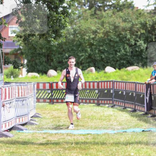 21.06.2026 - 29. Vierlanden-Triathlon Andreas Tolksdorf http://msf.ph/oto/9915802 21.06.2026 14:04:48 Ziel 1089 meine-sportfotos.de