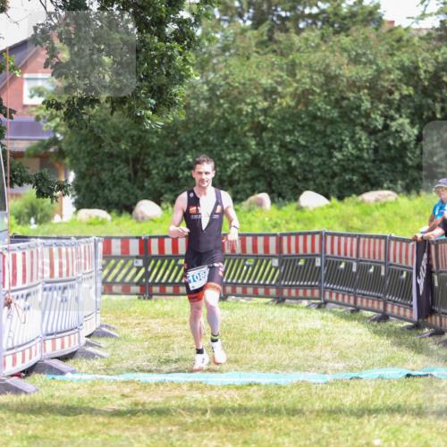21.06.2026 - 29. Vierlanden-Triathlon Andreas Tolksdorf http://msf.ph/oto/9915803 21.06.2026 14:04:48 Ziel 1089 meine-sportfotos.de